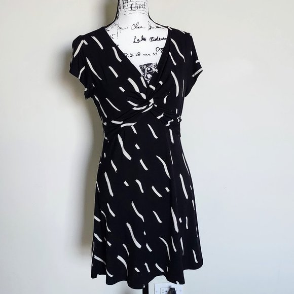 LOFT Dresses & Skirts - 🔻Price Drop!🔻 NWT Loft Petite Black & White Dress